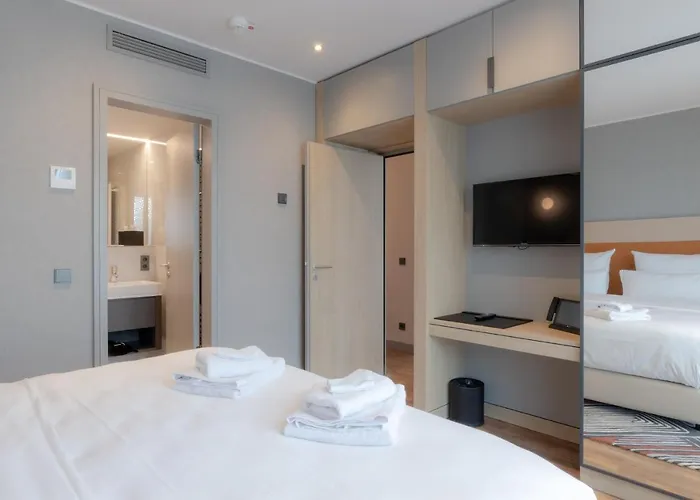 מלון דירות Fourty Three Luxury Serviced 5*