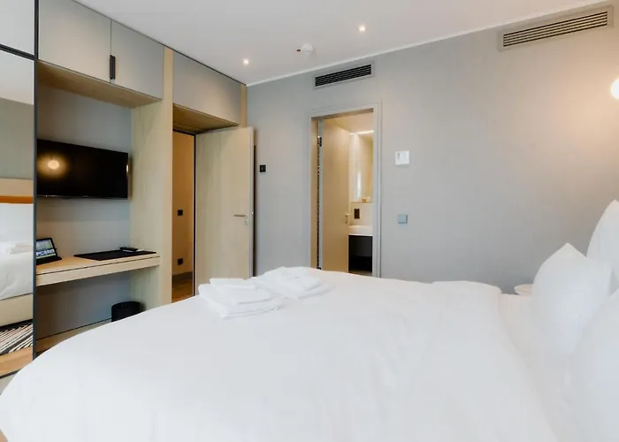 מלון דירות Fourty Three Luxury Serviced 5*