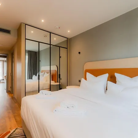 Fourty Three Luxury Serviced アパートホテル 5*