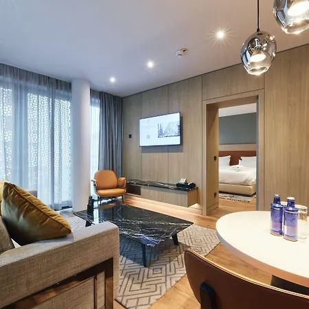 מלון דירות Fourty Three Luxury Serviced 5*